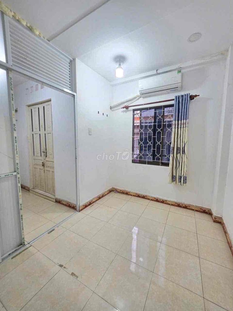 3 Chu Văn An. 4 bedrooms across 5 meters only 9 million.