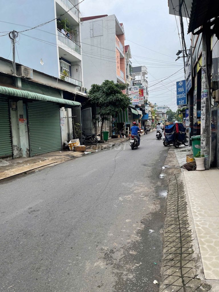 Rent two Số 10 streets - five minutes from the roof.