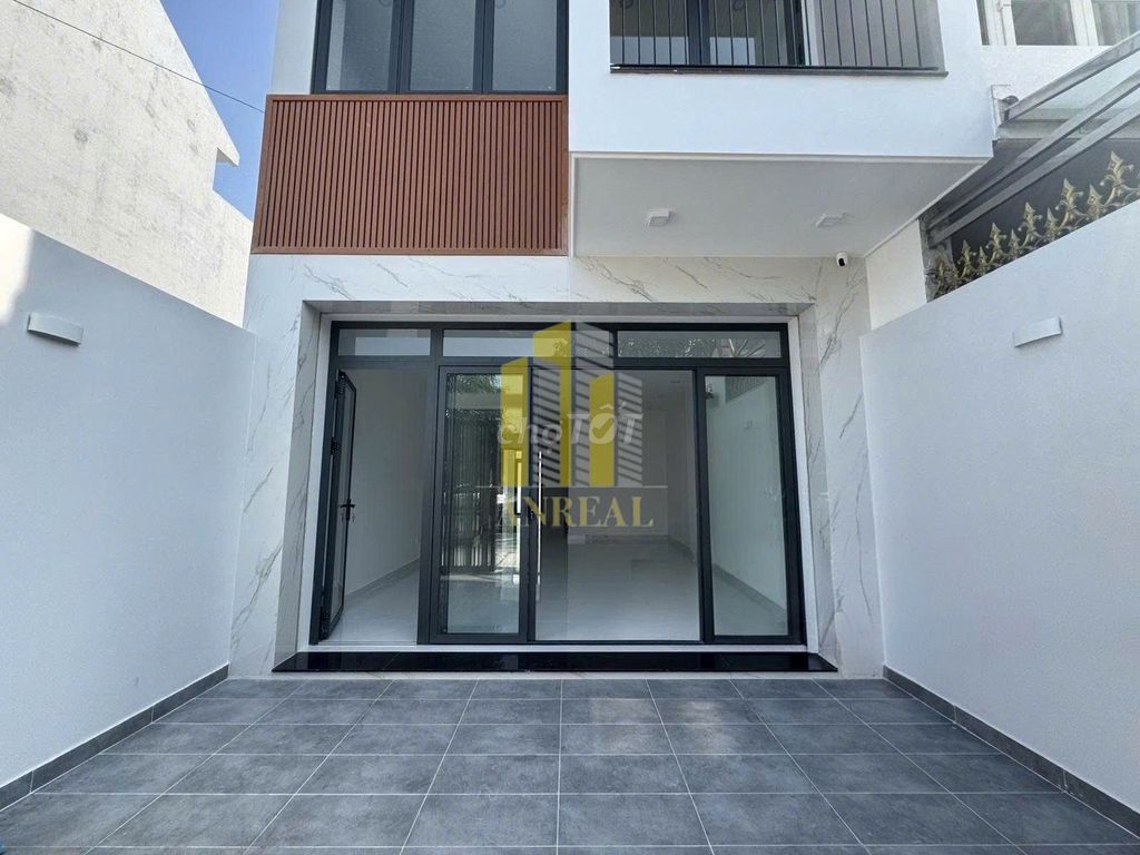 Rent the house in front of the empty floor -4 elevators for 50 million.