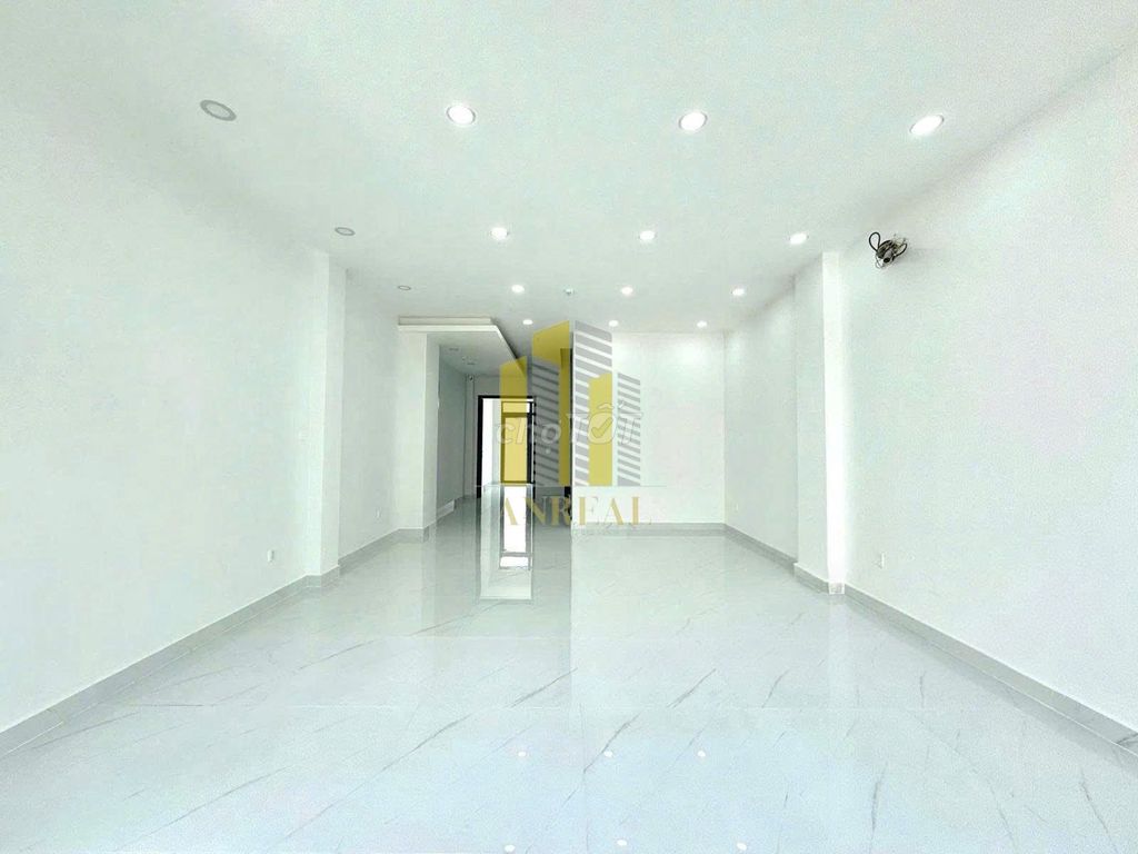 Rent the house in front of the empty floor -4 elevators for 50 million.