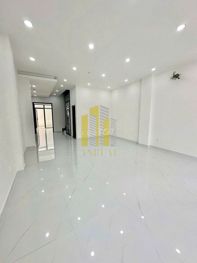 Rent the house in front of the empty floor -4 elevators for 50 million.