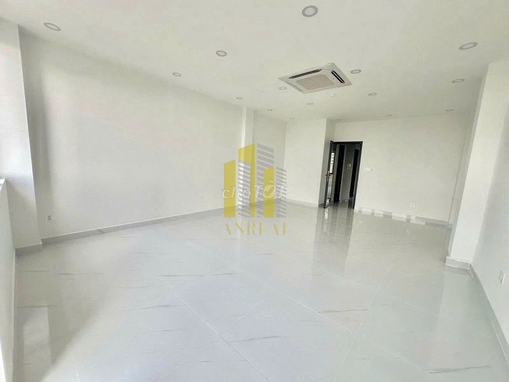 Rent the house in front of the empty floor -4 elevators for 50 million.