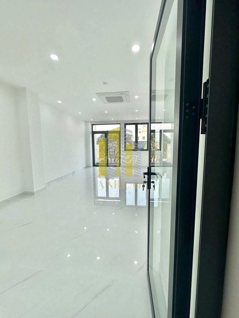 Rent the house in front of the empty floor -4 elevators for 50 million.