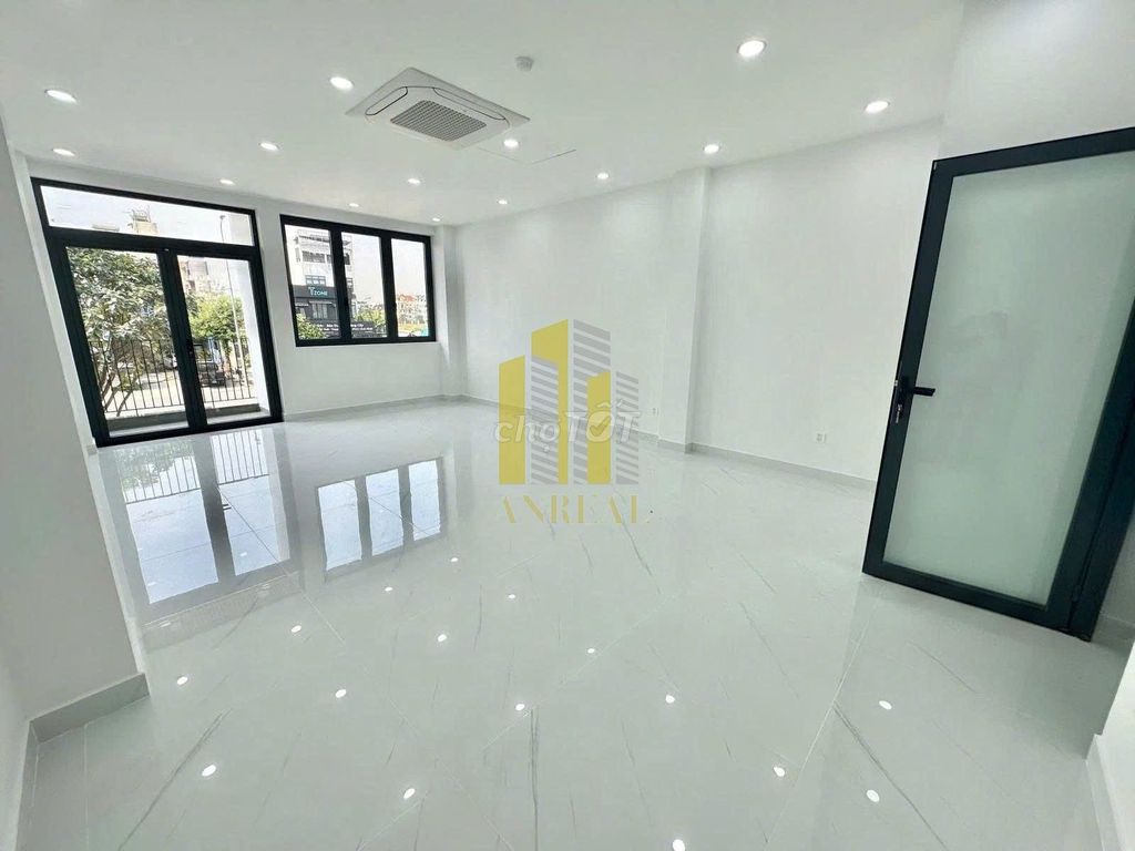 Rent the house in front of the empty floor -4 elevators for 50 million.
