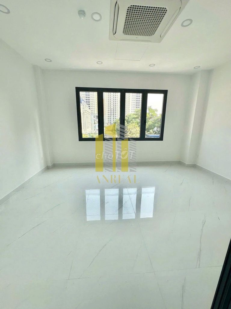 Rent the house in front of the empty floor -4 elevators for 50 million.