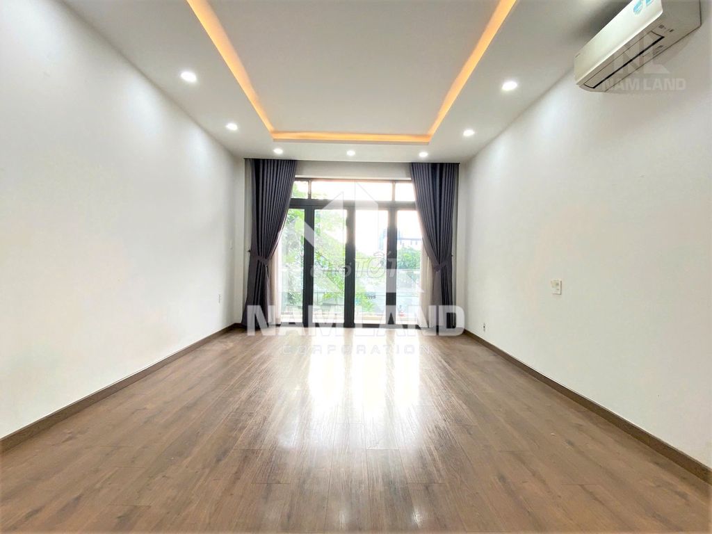 The street near Saigon Bridge is four stories wide open for 30 million.