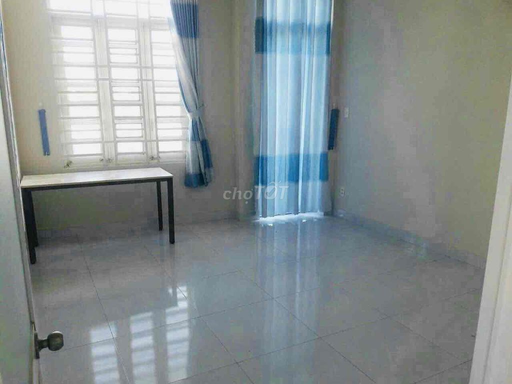 It's a house near the invented market. Two bedrooms, two bathrooms. Car road