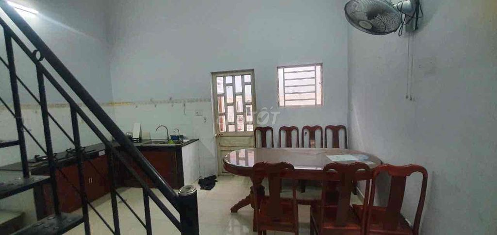Level 4 has two bedrooms on số 9 near the Pirate Bay.