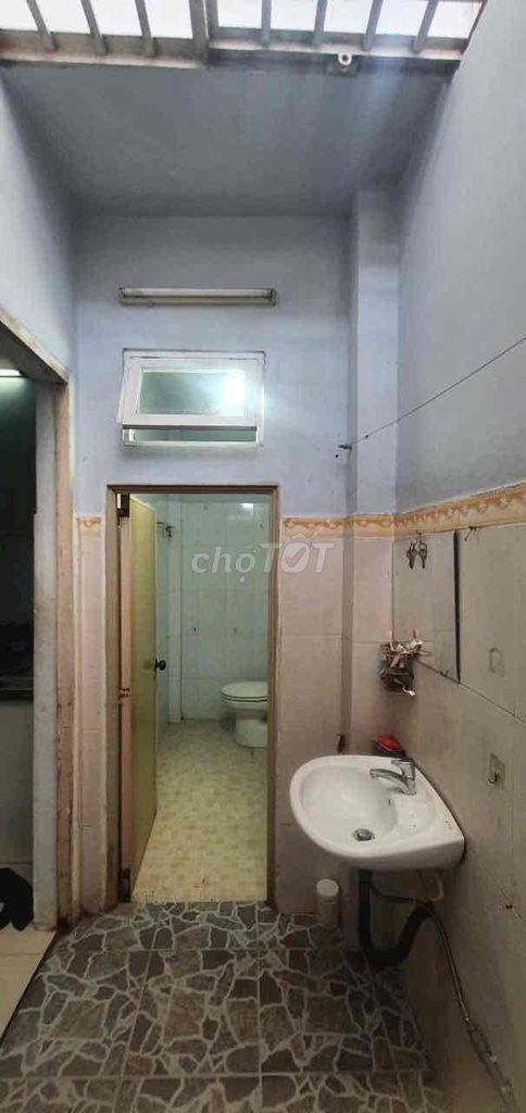 Level 4 has two bedrooms on số 9 near the Pirate Bay.