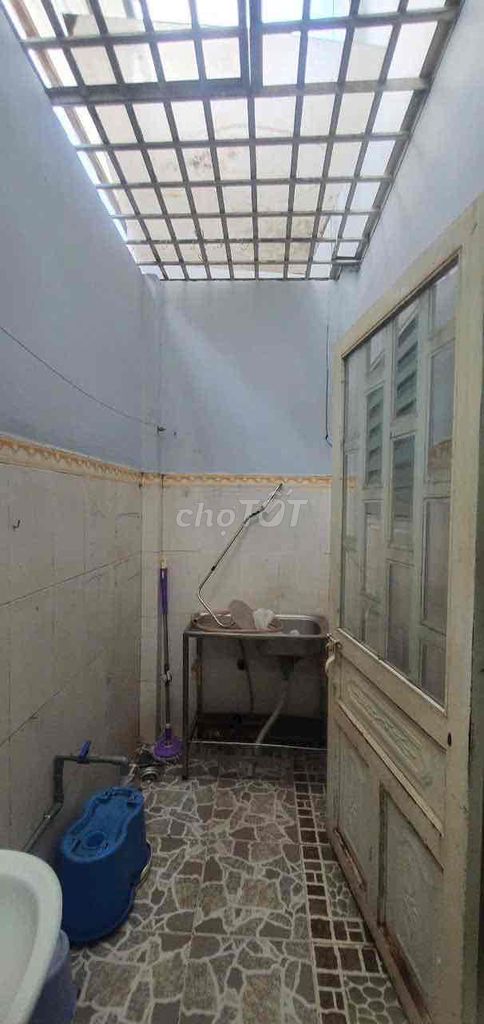 Level 4 has two bedrooms on số 9 near the Pirate Bay.