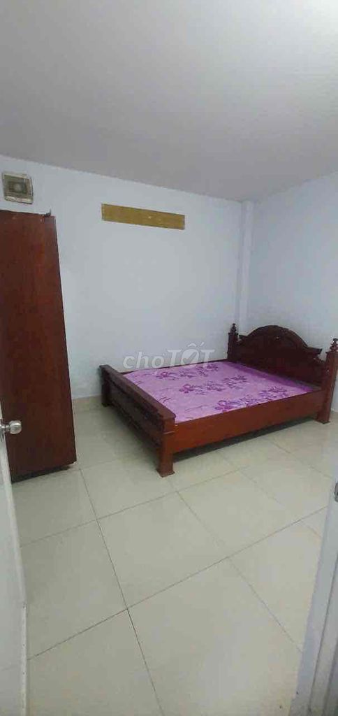 Level 4 has two bedrooms on số 9 near the Pirate Bay.