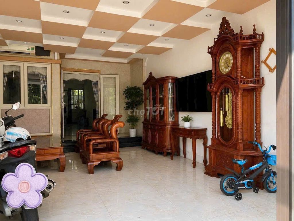 Hired by Tiamo Fuo-Sheng, oiler One, full interior