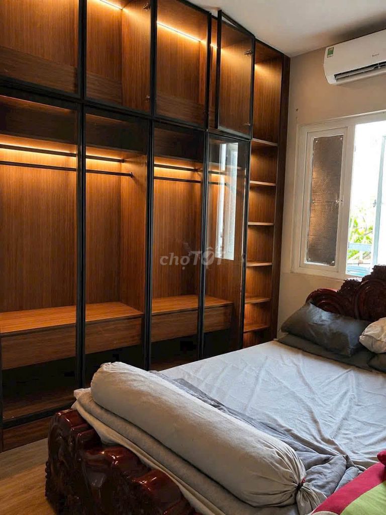 Hired by Tiamo Fuo-Sheng, oiler One, full interior