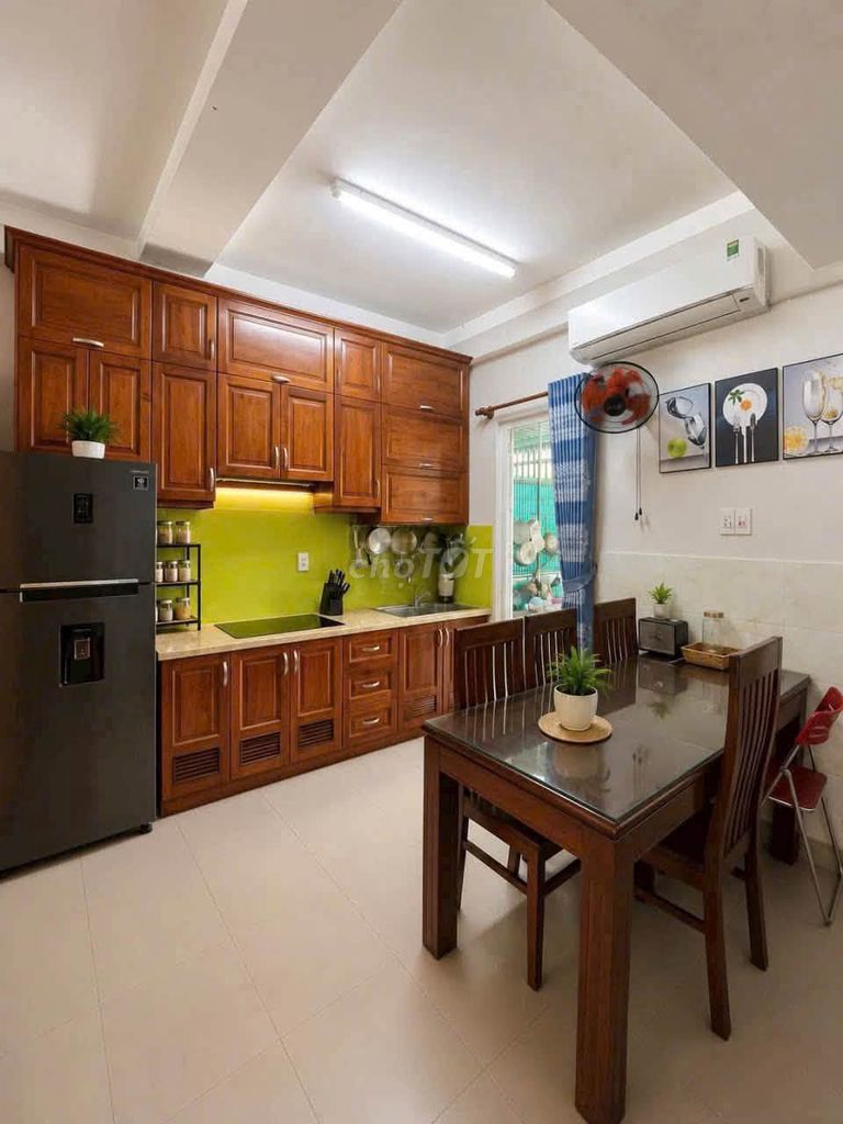 Hired by Tiamo Fuo-Sheng, oiler One, full interior
