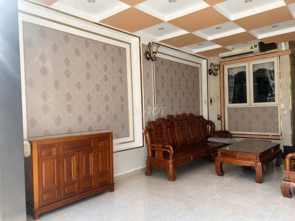 Hired by Tiamo Fuo-Sheng, oiler One, full interior
