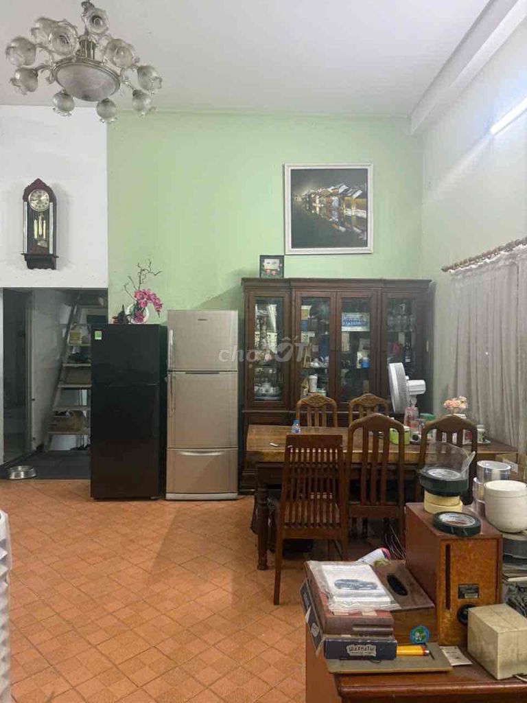 Rent a house for 6 x 20 : good position  30 million per refrigerator
