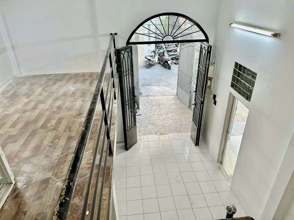 The owner rented two houses for only 14 million trucks.