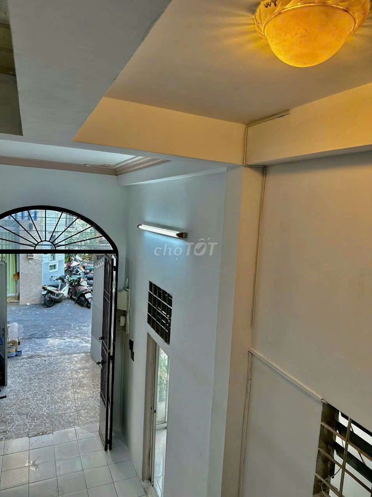 The owner rented two houses for only 14 million trucks.