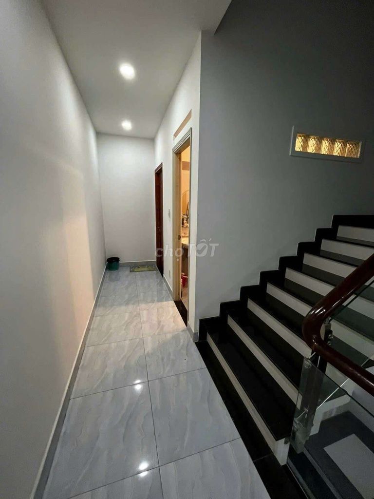 Renting four floors in front of Lý Tế Xuyên, Linh Đông - Thủ Đức. area: 5 x26