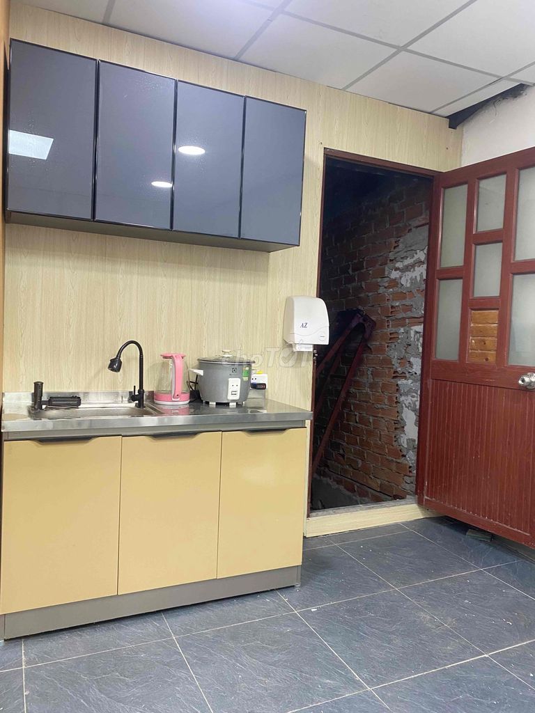 Rented the whole place near the University of Gemstones
