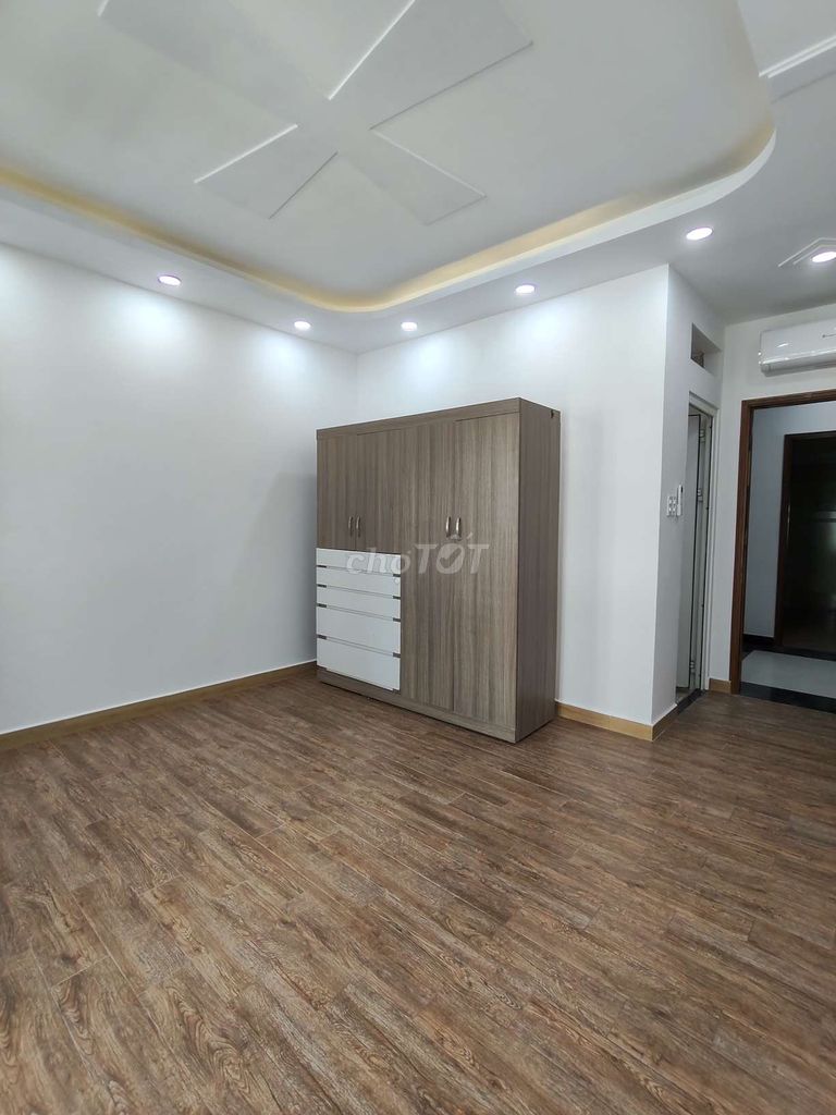 Two-story-four-room roof. Five-car toilets in the house.