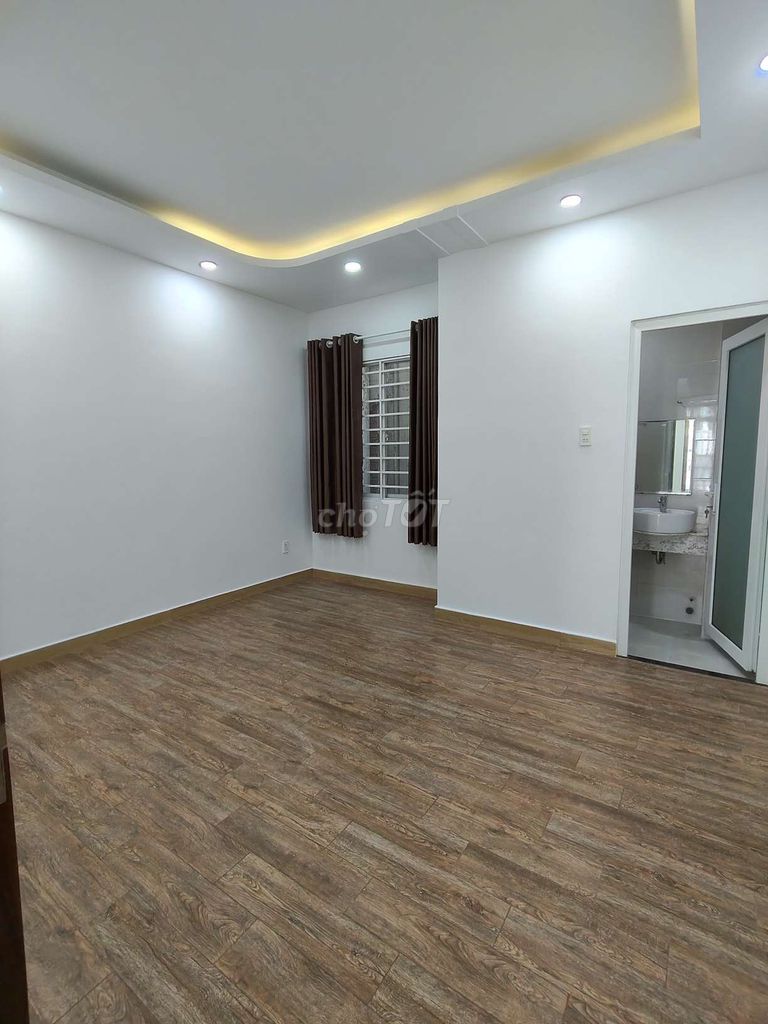 Two-story-four-room roof. Five-car toilets in the house.