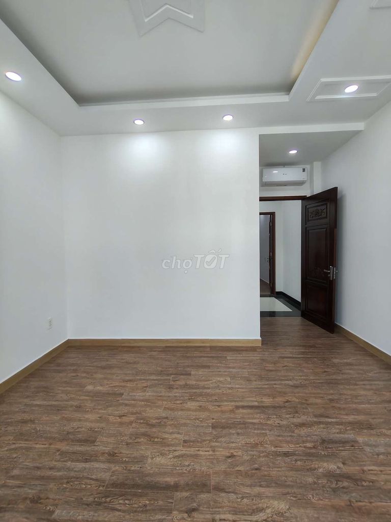 Two-story-four-room roof. Five-car toilets in the house.