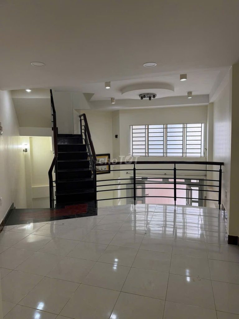 3 bedroom 3.3 x 10 Good Hall. Widen
