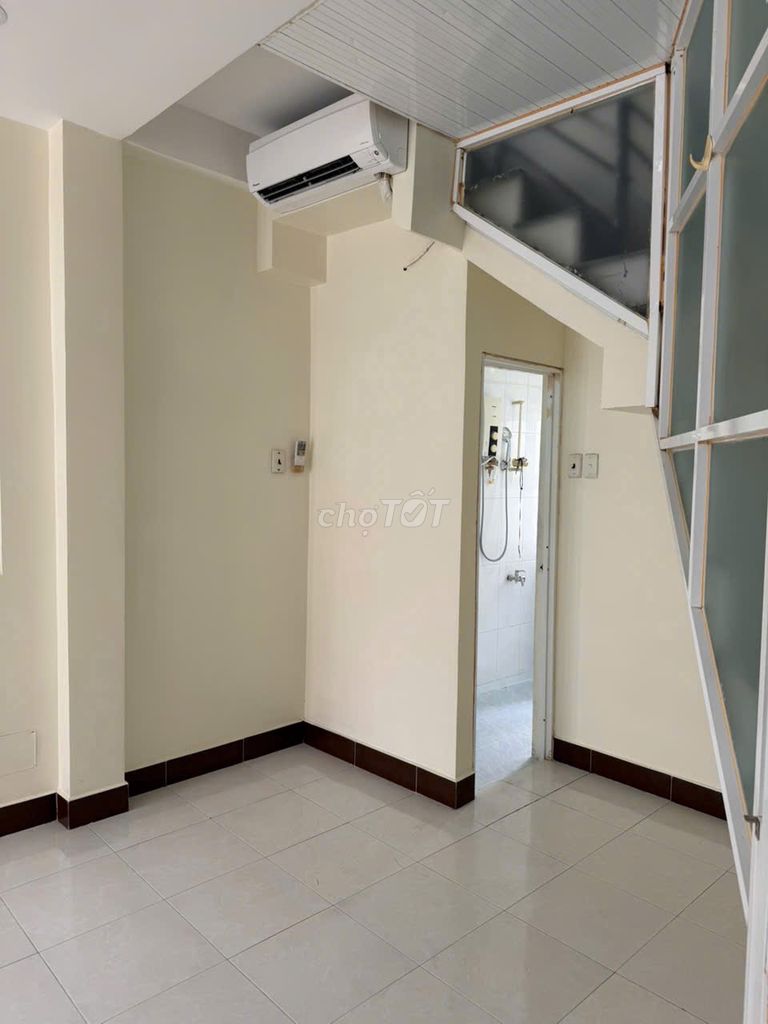 3 bedroom 3.3 x 10 Good Hall. Widen