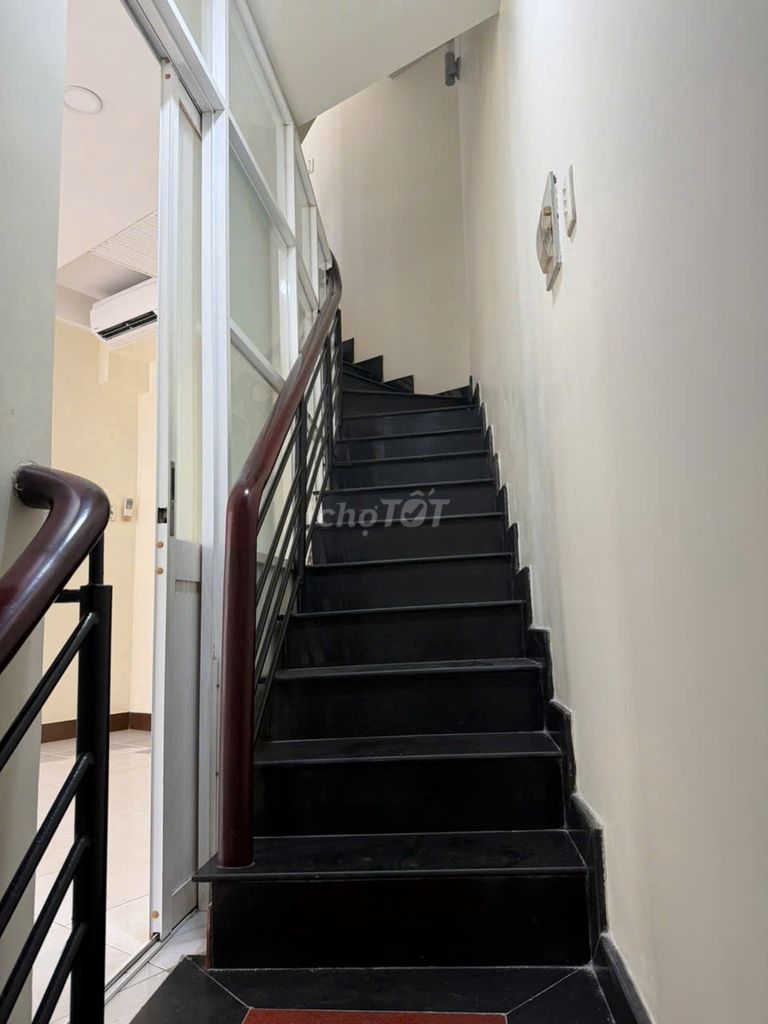 3 bedroom 3.3 x 10 Good Hall. Widen