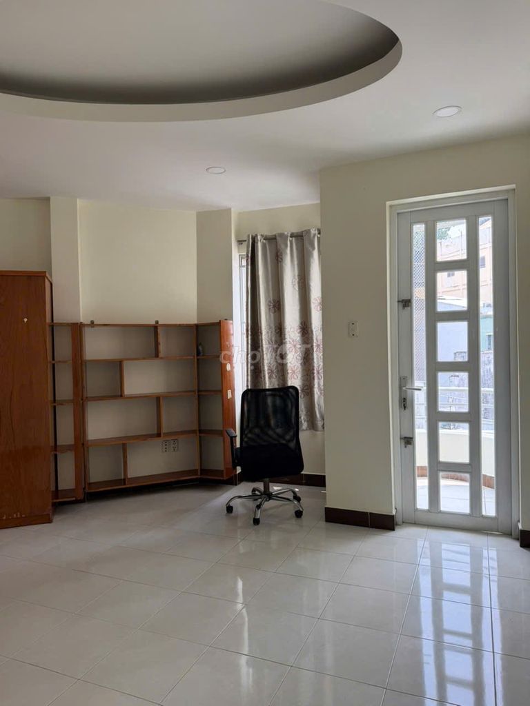 3 bedroom 3.3 x 10 Good Hall. Widen