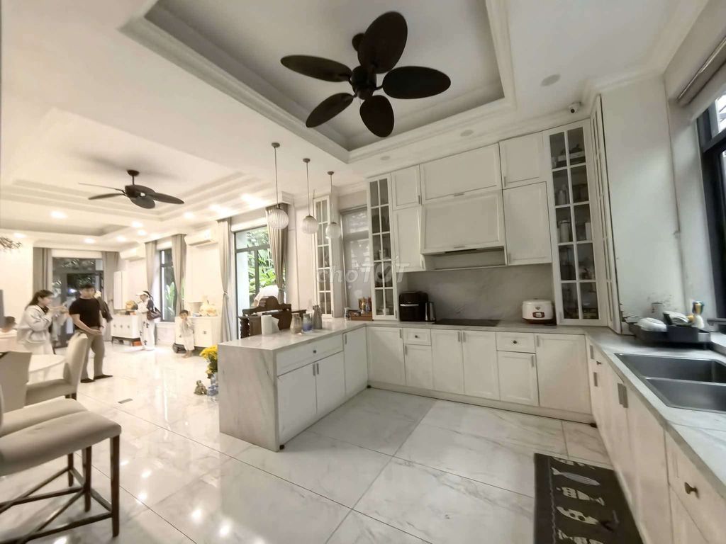 The corner of Lakeview City 2 M Hong Park Garden Full Seven and Four Bedrooms 5 toilet 45