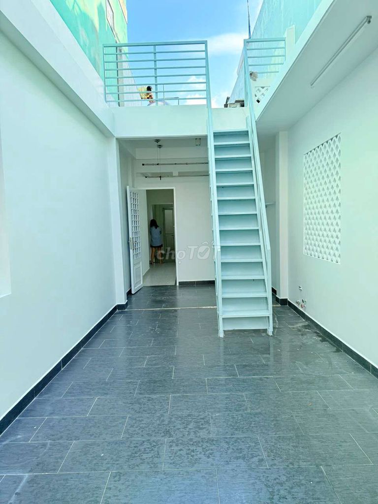 A front house car road to the door