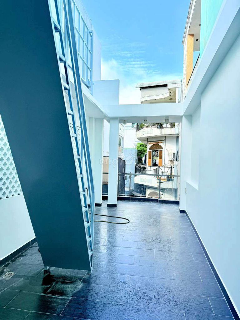 A front house car road to the door