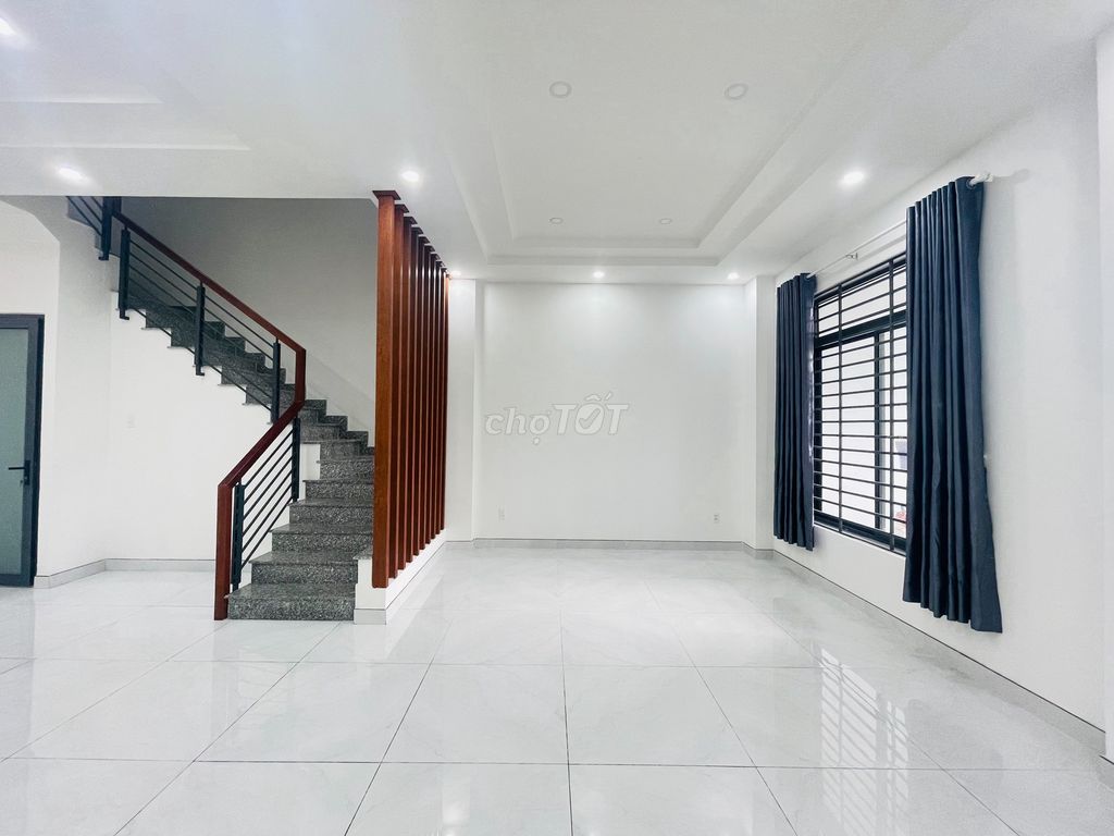 Thirty million a month, six hundred and twenty meters above the four bedrooms, four toilets, perfect and beautiful.