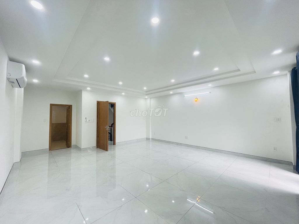 Thirty million a month, six hundred and twenty meters above the four bedrooms, four toilets, perfect and beautiful.