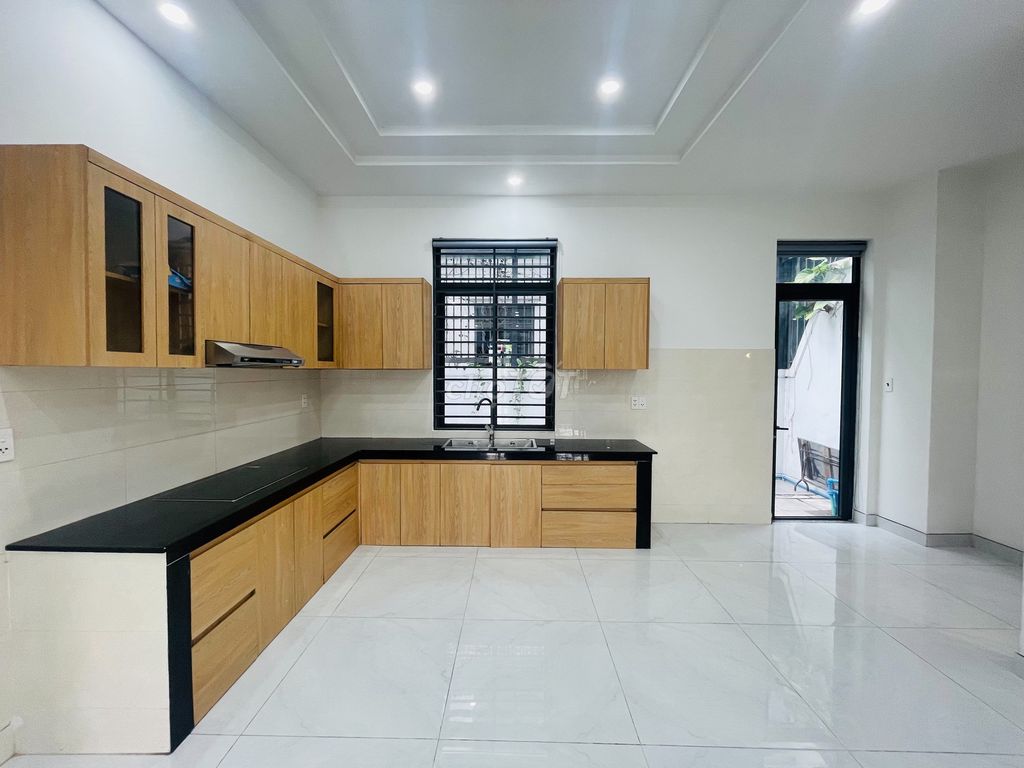 Thirty million a month, six hundred and twenty meters above the four bedrooms, four toilets, perfect and beautiful.