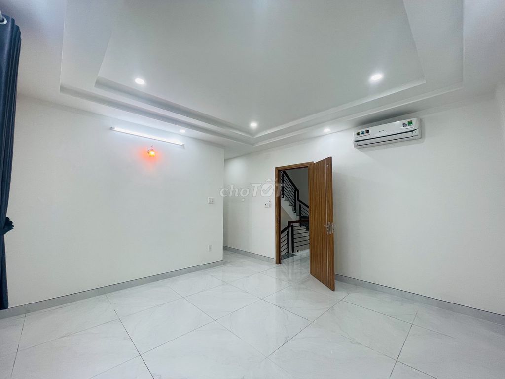 Thirty million a month, six hundred and twenty meters above the four bedrooms, four toilets, perfect and beautiful.