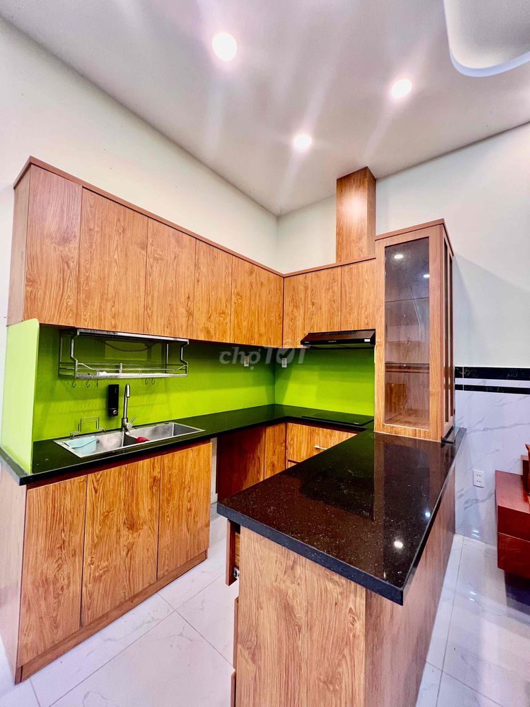 Let's rent out an area of 8 by 6 meters. 1 .10, 3rd floor bedroom, 3 toilets, 7-Central Car.