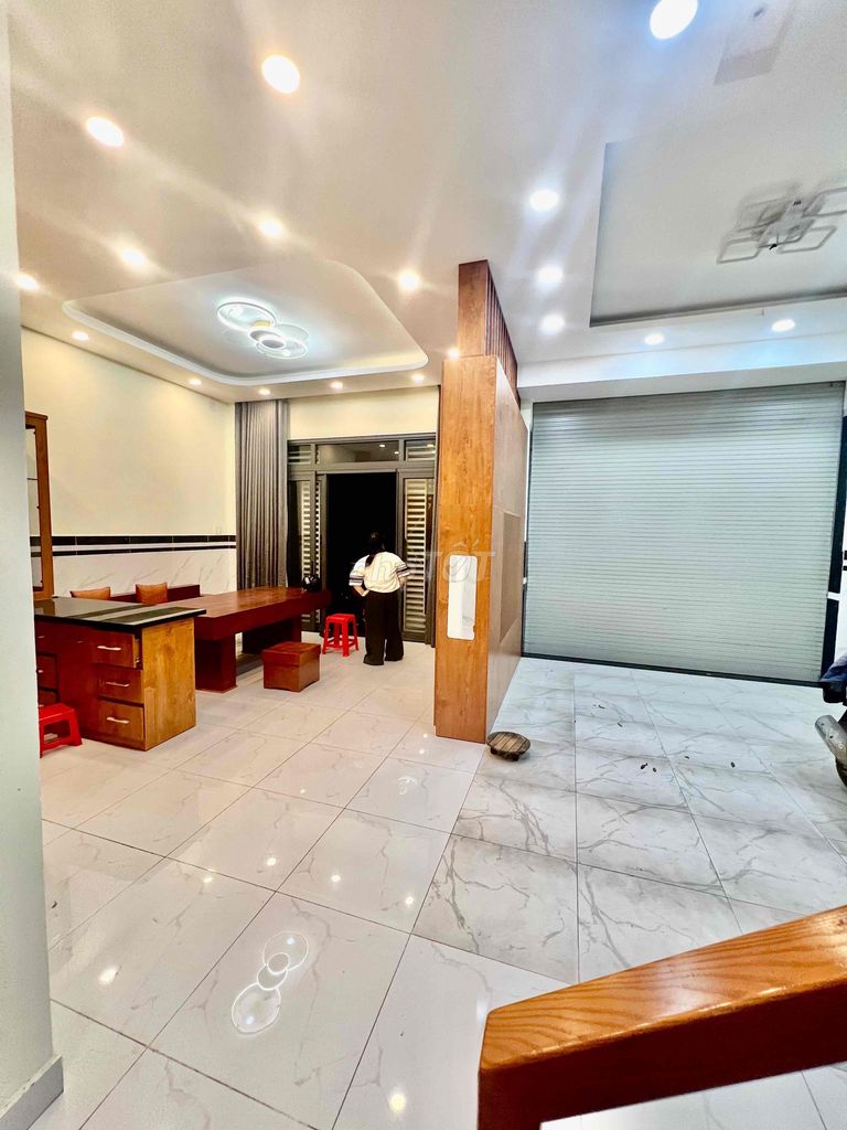 Let's rent out an area of 8 by 6 meters. 1 .10, 3rd floor bedroom, 3 toilets, 7-Central Car.