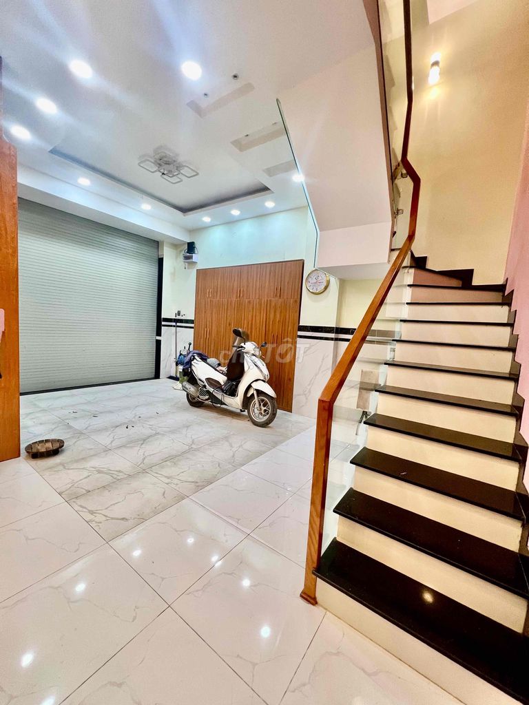 Let's rent out an area of 8 by 6 meters. 1 .10, 3rd floor bedroom, 3 toilets, 7-Central Car.