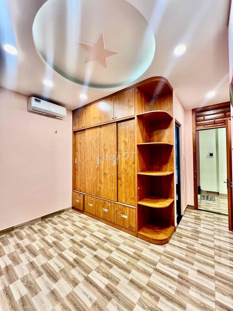 Let's rent out an area of 8 by 6 meters. 1 .10, 3rd floor bedroom, 3 toilets, 7-Central Car.