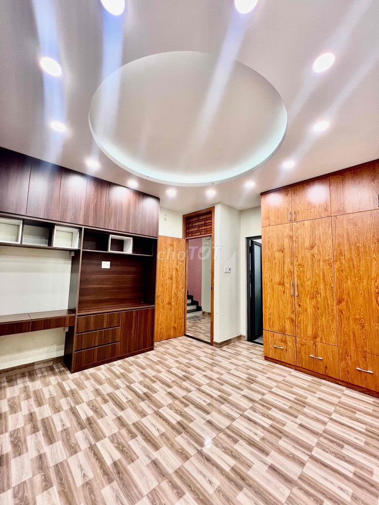 Let's rent out an area of 8 by 6 meters. 1 .10, 3rd floor bedroom, 3 toilets, 7-Central Car.