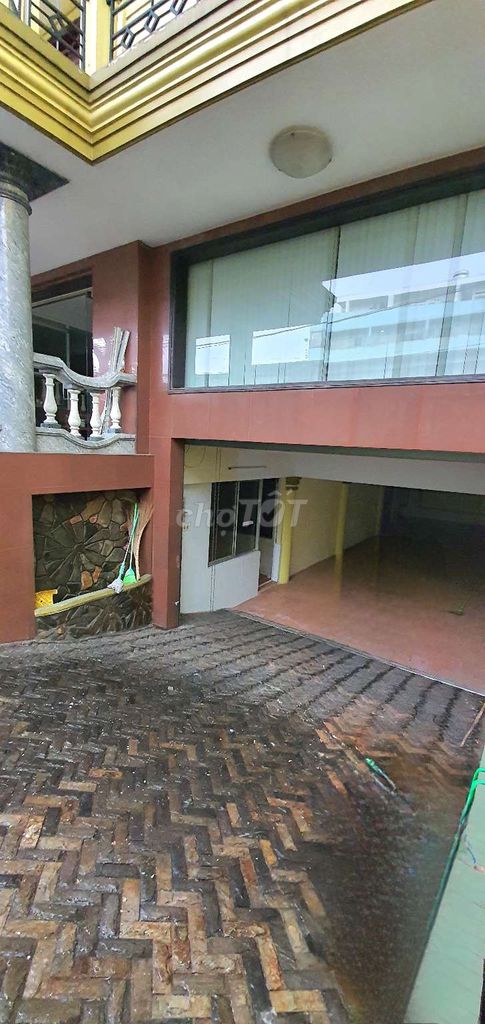Rent the villa as V.V.'s office.