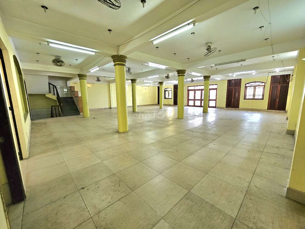 Rent the villa as V.V.'s office.