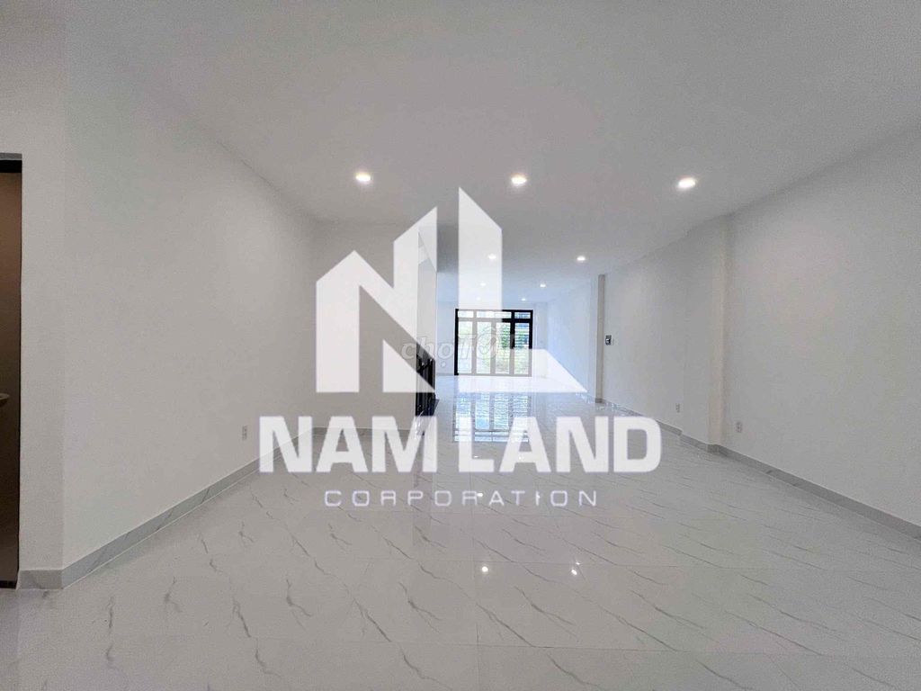 Wow! The building's right near the plantation! Just stay and work in the office! Showrom!