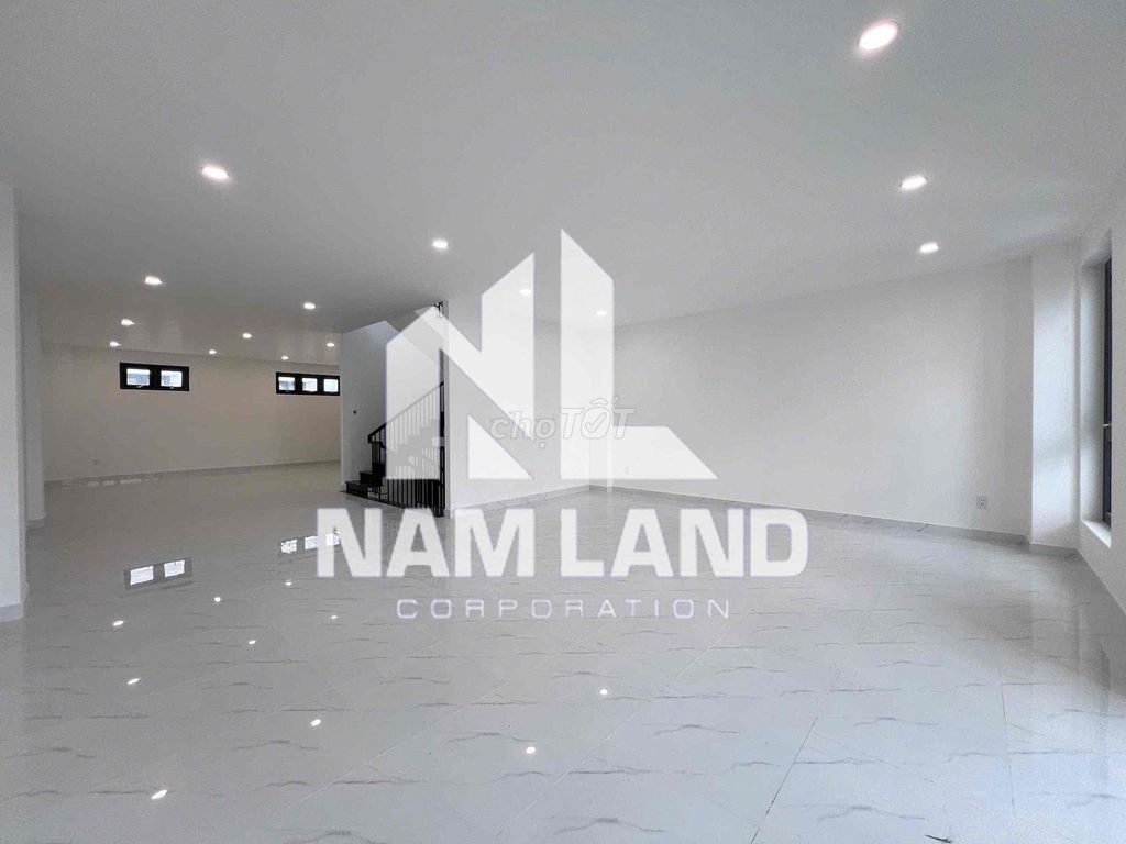 Wow! The building's right near the plantation! Just stay and work in the office! Showrom!