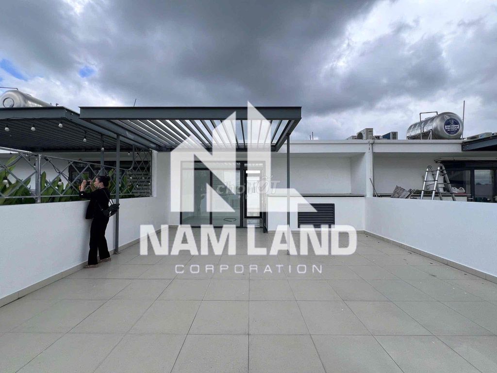 Wow! The building's right near the plantation! Just stay and work in the office! Showrom!