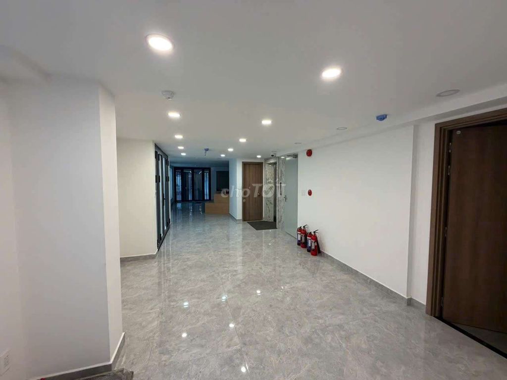 Let's have a flat, ground, first floor, elevator, pccc, two bedrooms, five toilets.