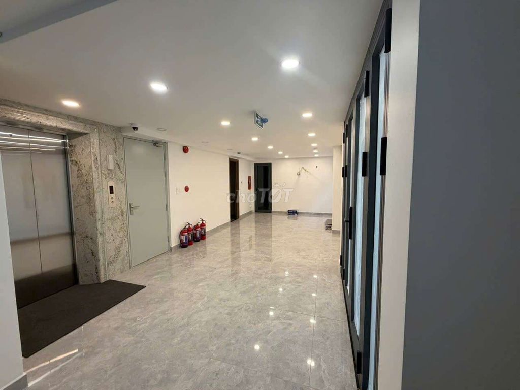 Let's have a flat, ground, first floor, elevator, pccc, two bedrooms, five toilets.